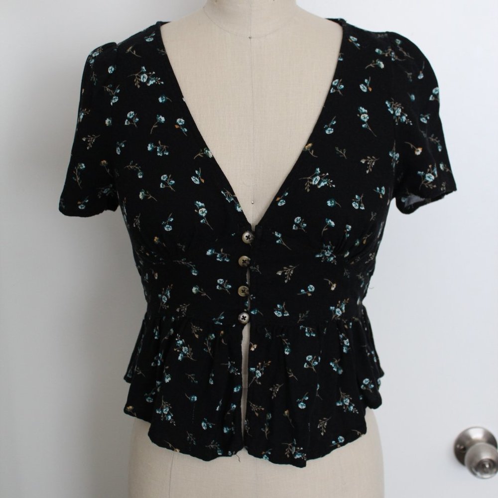 WILD FABLE BLACK FLORAL CROP TOP WITH BUTTONS & CINCHED WAIST SIZE SMALL